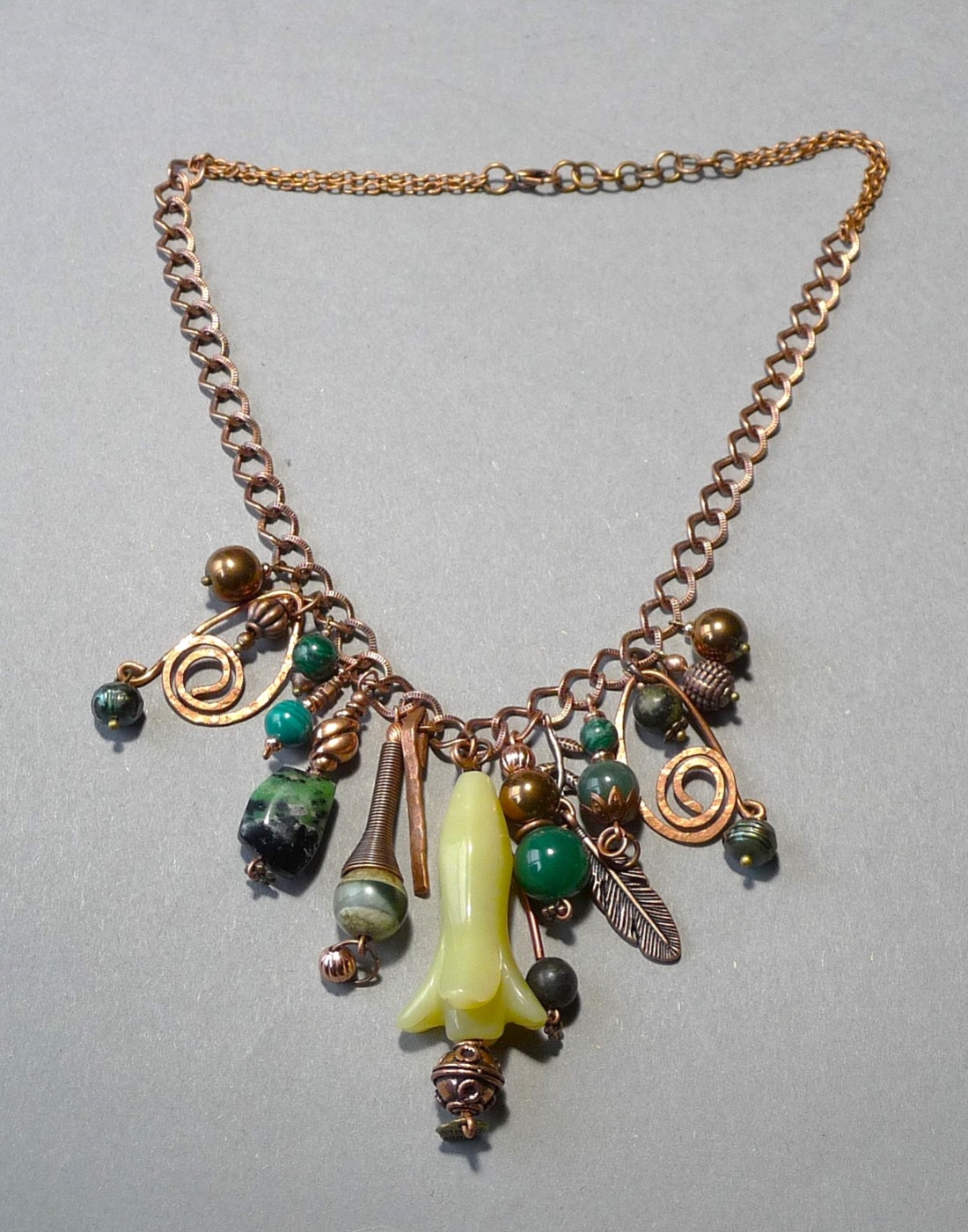 elegancka kompozycja naszyjnika w bardzo modnym stylu Boho z oliwinem i innymi minerałami